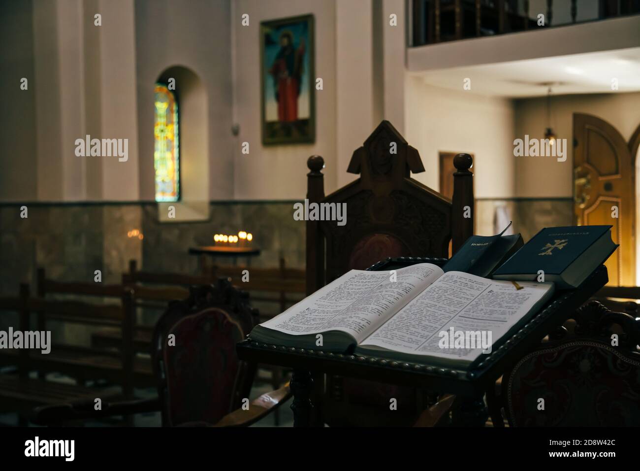 Die offene Bibel in armenischer Sprache liegt im Leere Dunkle armenische Kirche Stockfoto