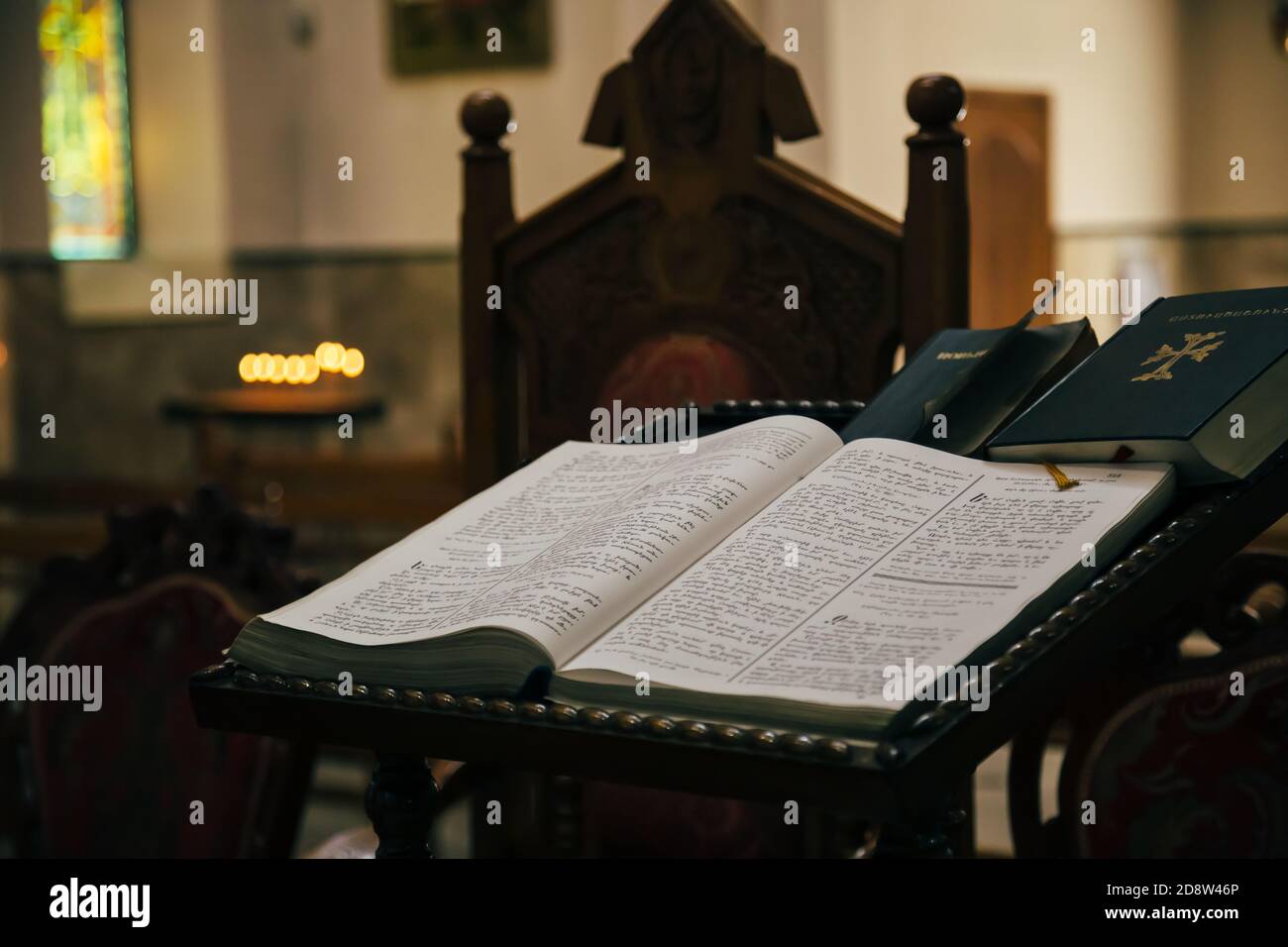 Die offene Bibel in armenischer Sprache liegt im Leere Dunkle armenische Kirche Stockfoto