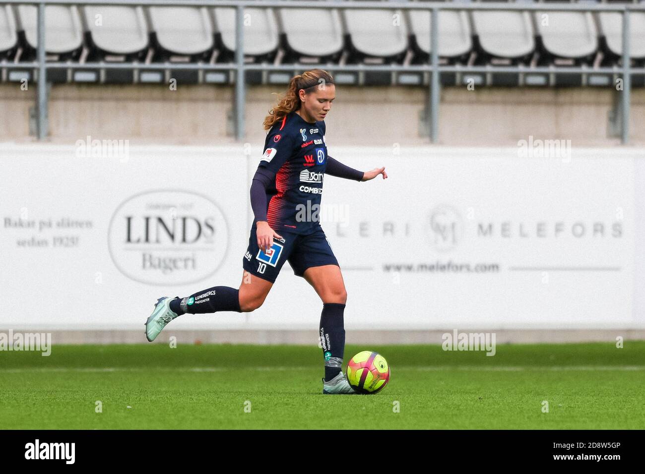 Linkoping, Schweden. November 2020. Emma Lennartsson (#10) während des Spiels in der Damallsvenskan Runde 20 zwischen Linkoping und Pitea in der Linkoping Arena in Linkoping Mia Eriksson/SPP Credit: SPP Sport Press Photo. /Alamy Live Nachrichten Stockfoto