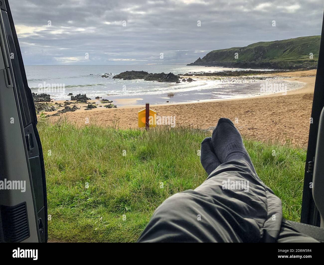 Entspannen in einem Wohnmobil an einem Strand in Irland Stockfoto