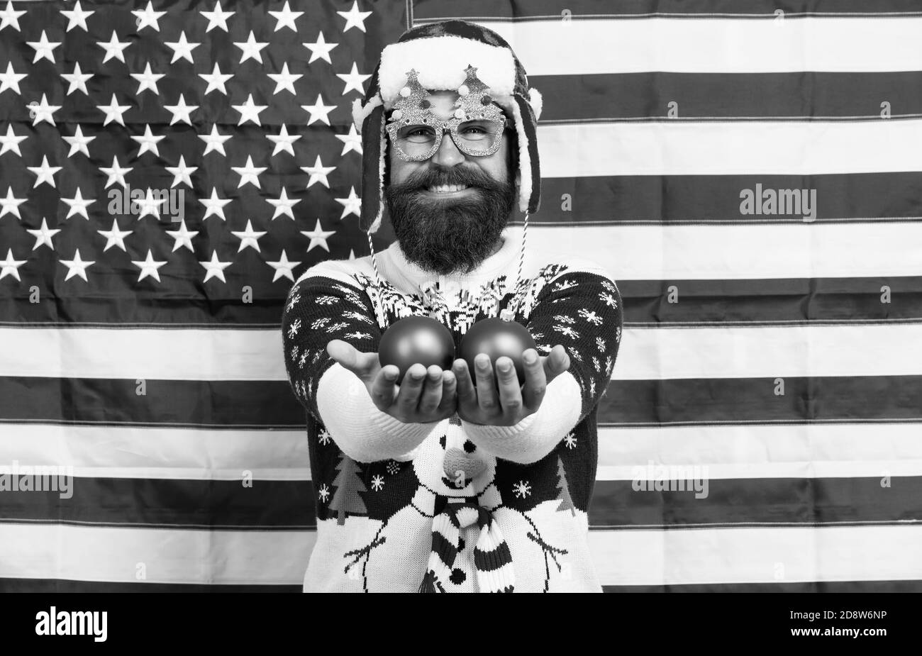 Amerikanischen Tradition. Santa Claus auf der amerikanischen Flagge. Feiern Sie Weihnachten und Neujahr im patriotischen Weg. Tradition des Patriotismus. Traditionelle würde. Weihnachten Tradition aus den USA. Mein Land meine Tradition. Stockfoto