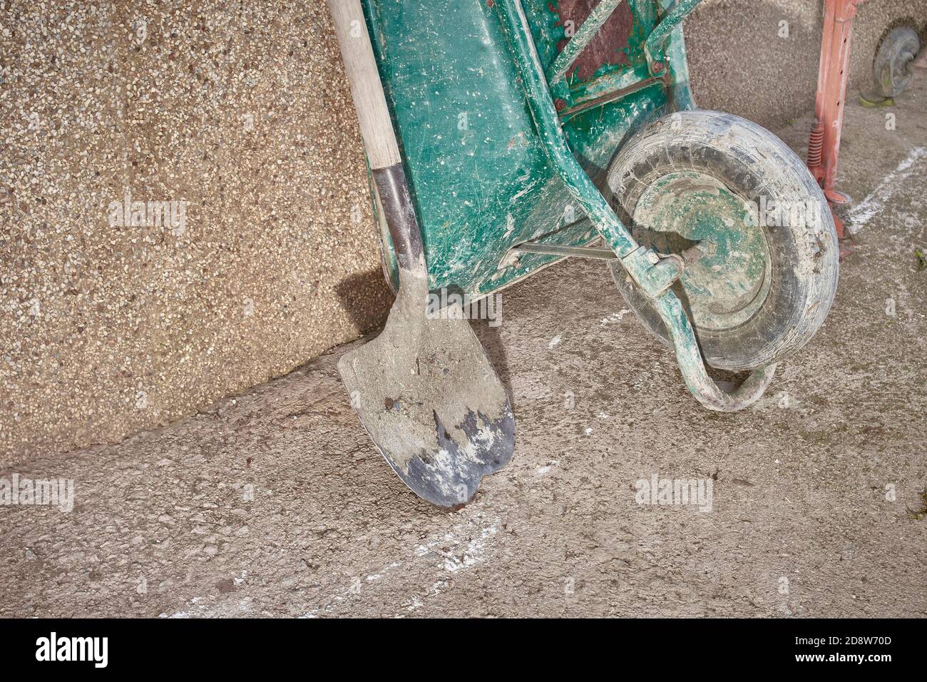 Schaufel und Schubkarre auf einer Baustelle zu laden und Machen Zement und Beton oder Gartenarbeit zu tun Stockfoto