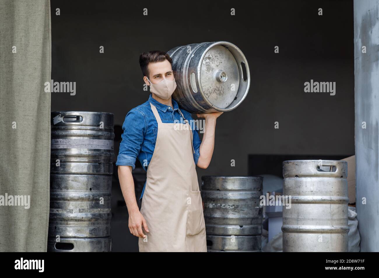 Arbeit in der Brauerei während Coronavirus Pandemie und Industrie Craft Bier Anlage Stockfoto