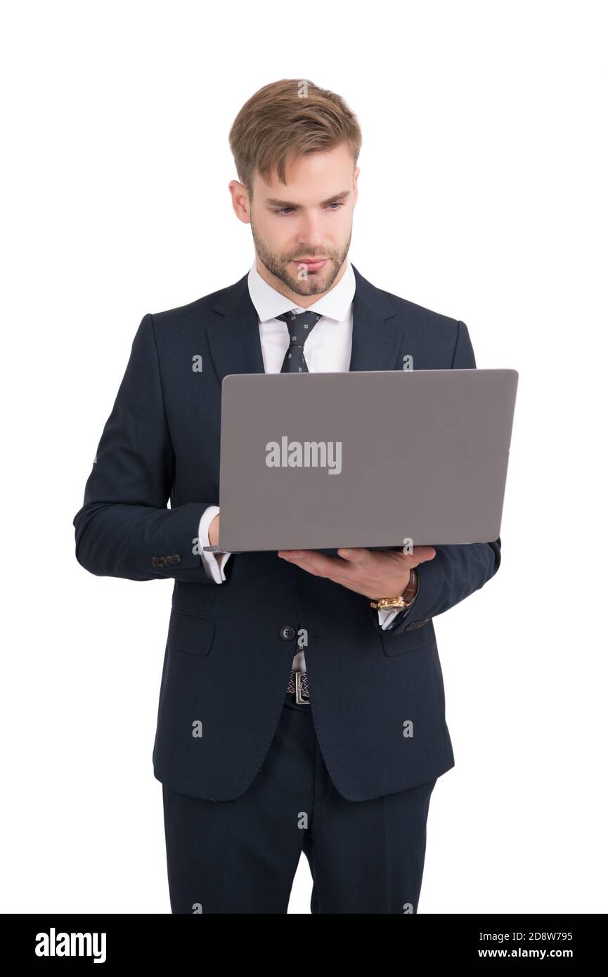 Programmierungsingenieur im formalen Stil Anzug verwenden Laptop für die Arbeit online, Computer. Stockfoto