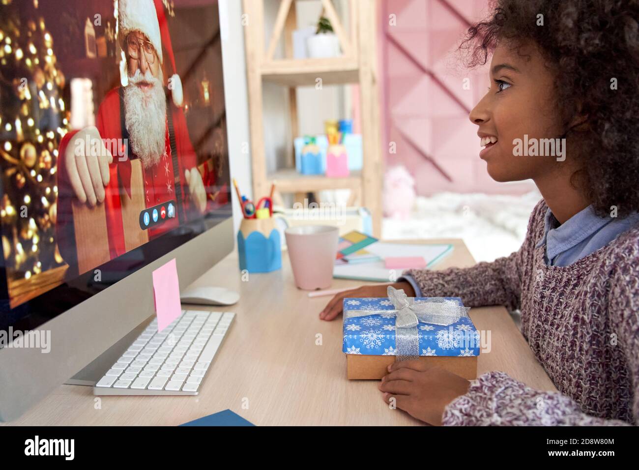 Happy african Kind Mädchen im Gespräch mit virtuellen weihnachtsmann auf Videokonferenz Online-Anruf. Stockfoto