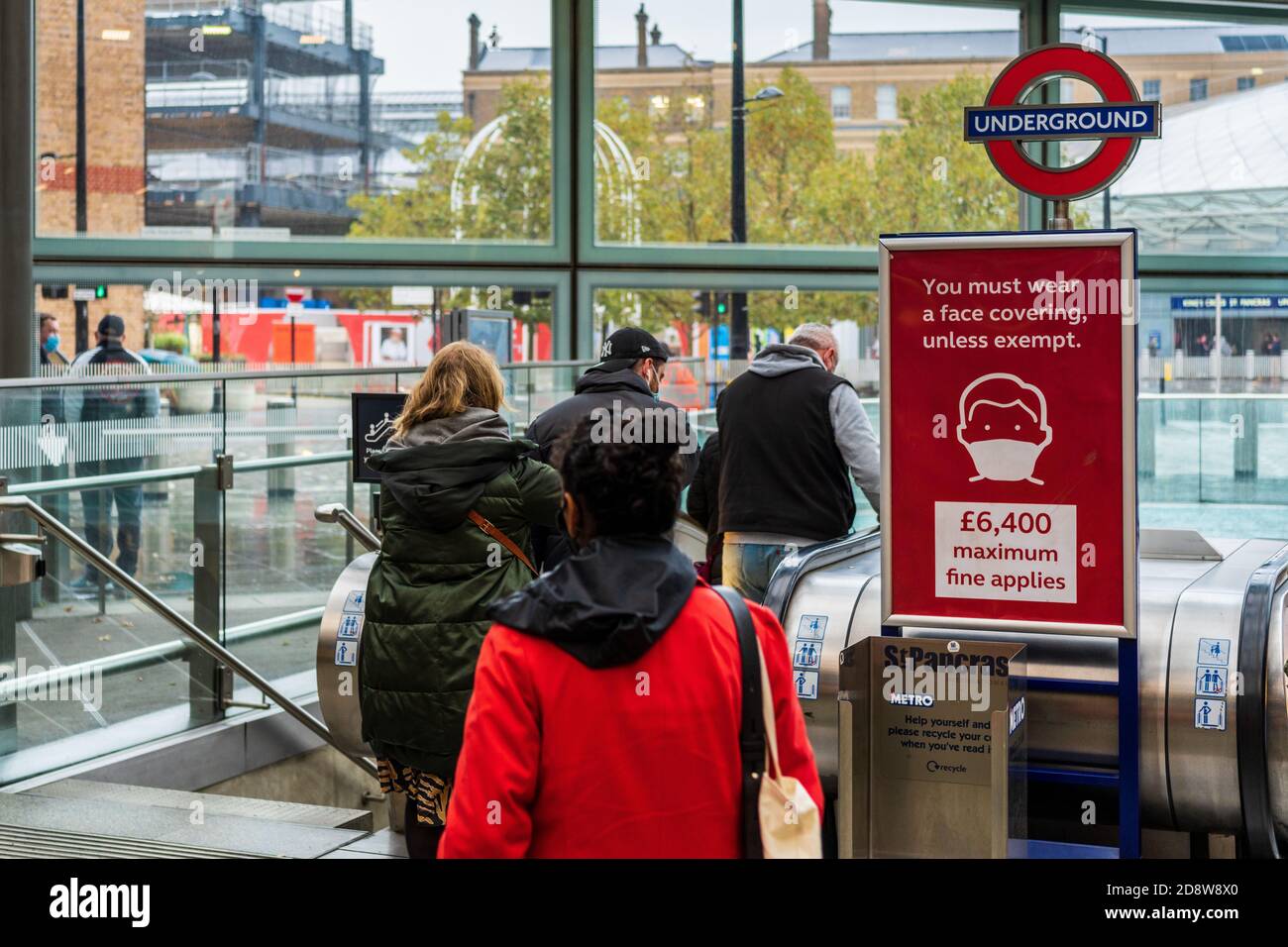London Transport Mask Enforcement - bis zu £6500 Geldstrafen für das Tragen einer Gesichtsabdeckung auf der Londoner U-Bahn und Bahnhöfen. Stockfoto