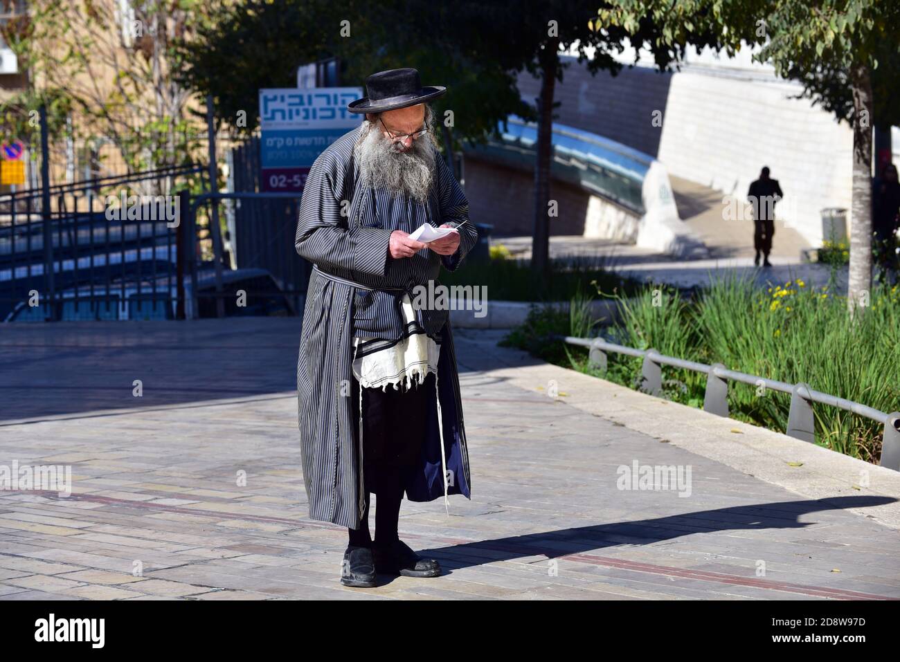 Ultra-orthodoxer Rabbiner in traditioneller Kleidung Stockfoto