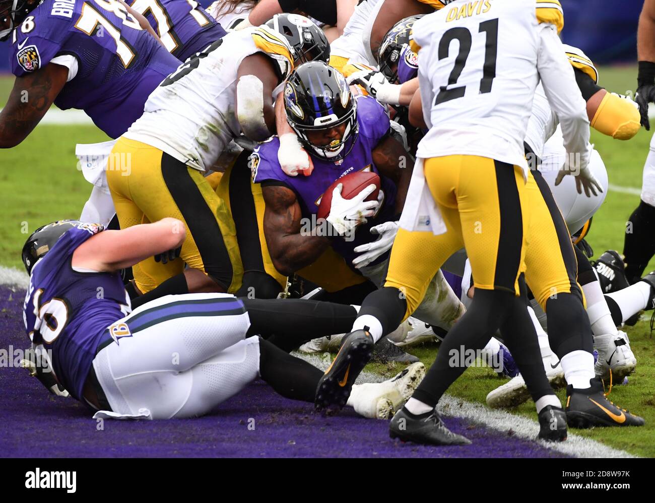 Baltimore, Usa. November 2020. Baltimore Ravens Gus Edwards eilt am Sonntag, 1. November 2020, für einen 1-Yard-Touchdown gegen die Pittsburgh Steelers in der ersten Hälfte im M&T Banks Stadium in Baltimore, Maryland. Foto von Kevin Dietsch/UPI Kredit: UPI/Alamy Live News Stockfoto