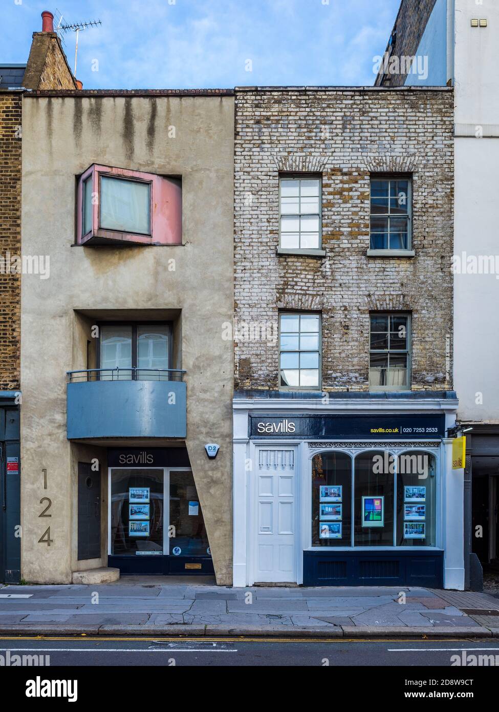 122 & 124 St Johns Street Clerkenwell London - kontrastierende Reihenhäuser.124 Architekt Charlie Sutherland 1998. Savills Clerkenwell Estate Agency. Stockfoto