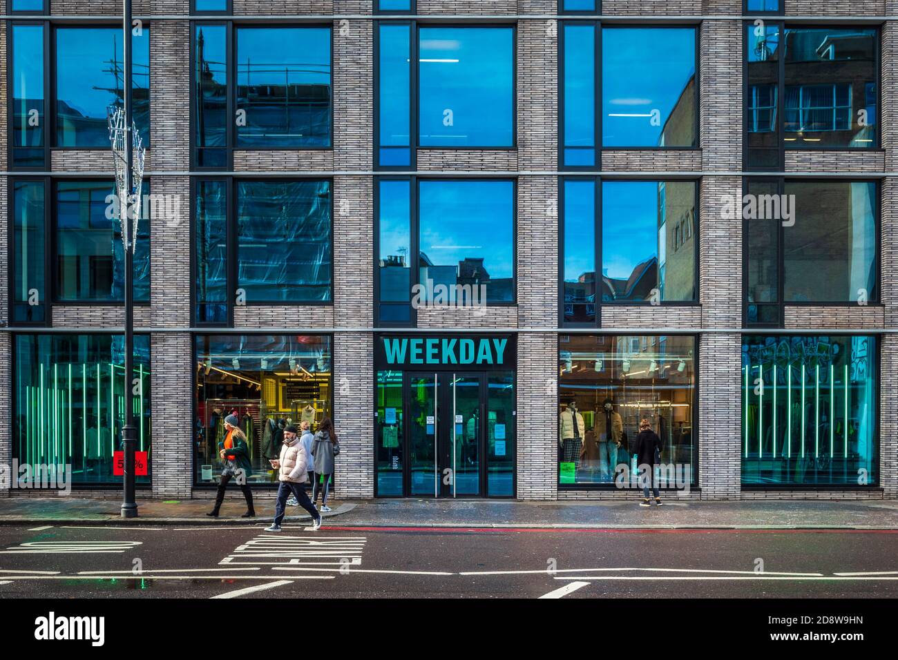 Weekday Fashion Store Shoreditch East London - Weekday ist eine schwedische Street/Fashion Marke, die von Jugendkultur und Street Style beeinflusst wird. Gegründet 2002 Stockfoto