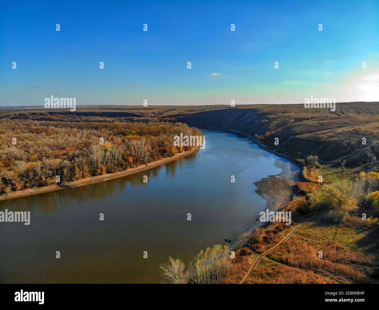 Luftaufnahme der Steppe und Seversky Donets in Russland. Wunderschöne Herbstlandschaft Stockfoto