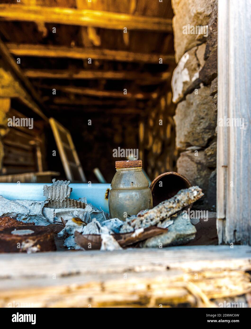 Durch das Fenster eines alten Hauses fast umgeschlagen Von einem Erdbeben auf einer ägäischen Insel Stockfoto