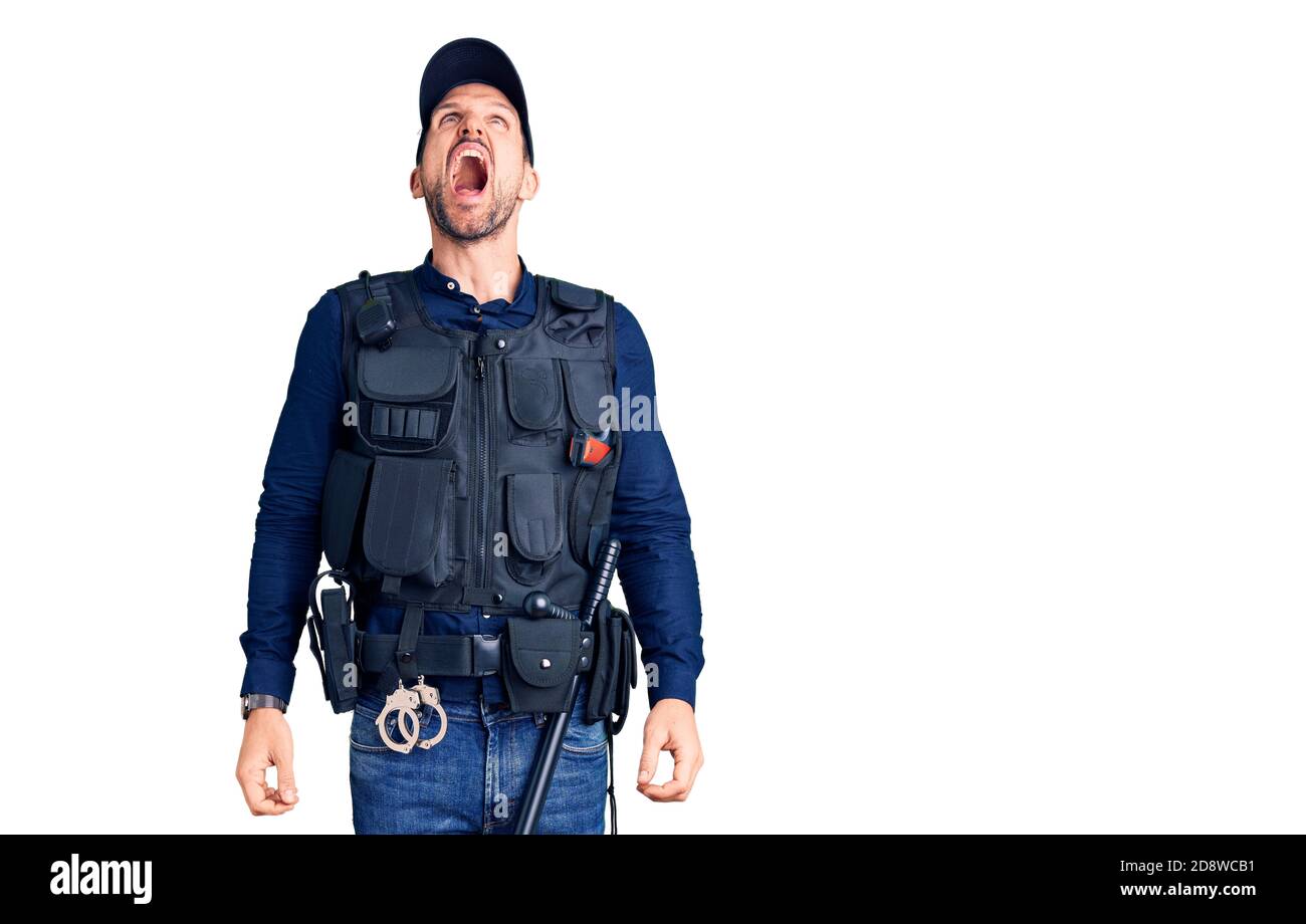 Junger gutaussehender Mann in Polizeiuniform wütend und verrückt schreien frustriert und wütend, schreien vor Wut. Wut und aggressive Konzept. Stockfoto