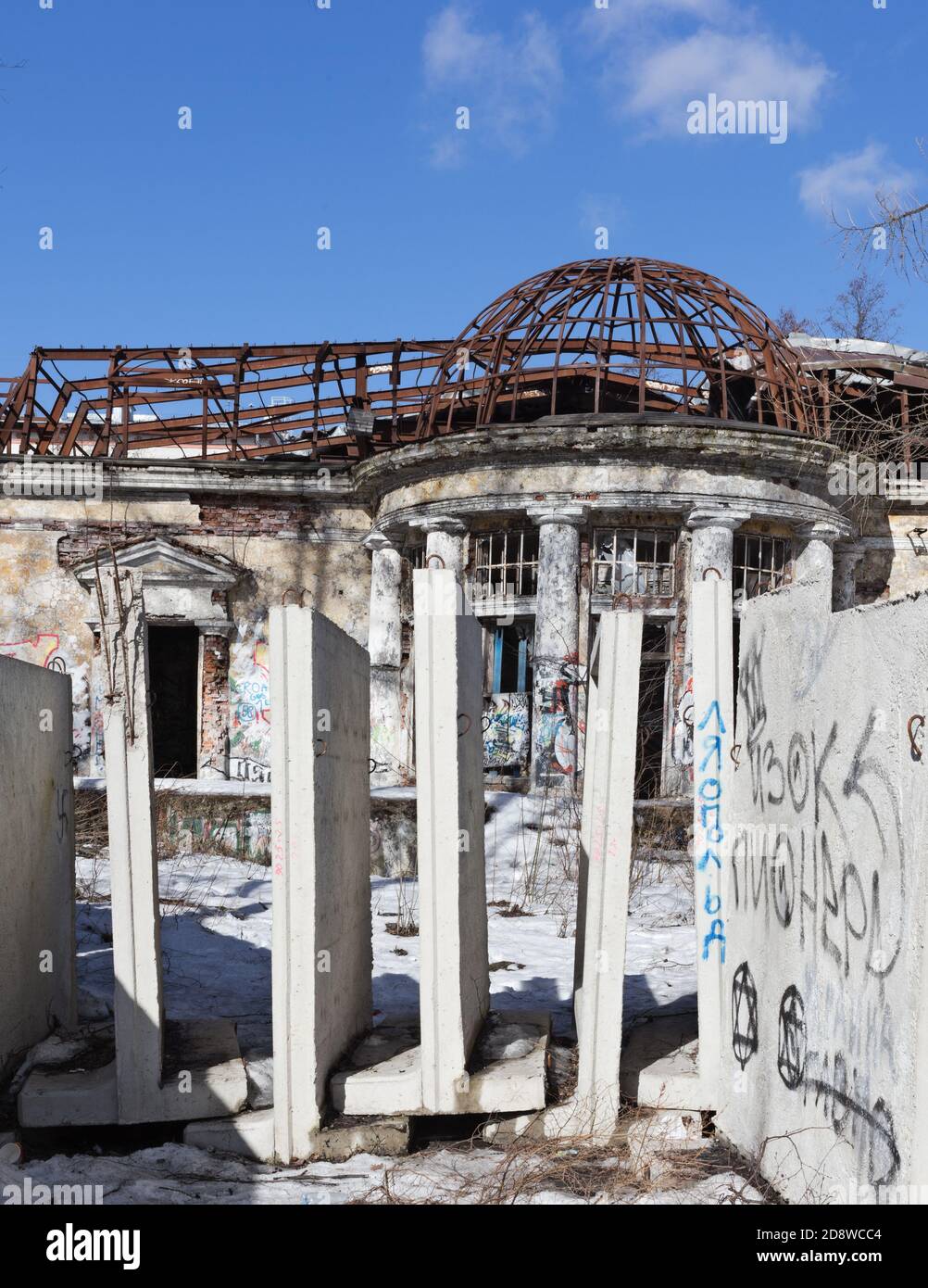 Das zerstörte Gebäude ist im Stil des stalinistischen Neoklassizismus erbaut In 1958 ehemaliges Restaurant Jagdschloss Udel'nyy Park Sankt Petersburg Russland 2019 Stockfoto