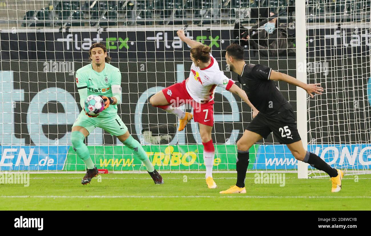 Yann Sommer von Monchengladbach und Marcel Sabitzer von Red Bull Leipzig während des Bundesliga-Fußballspiels zwischen Borussia Mo C Stockfoto