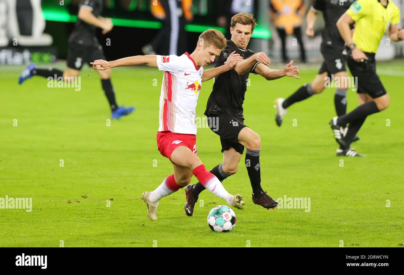 Dani Olmo von Leipzig und Jonas Hofmann von Monchengladbach während Das Bundesliga-Fußballspiel der Deutschen Meisterschaft zwischen Borussia Monchengladbach C Stockfoto