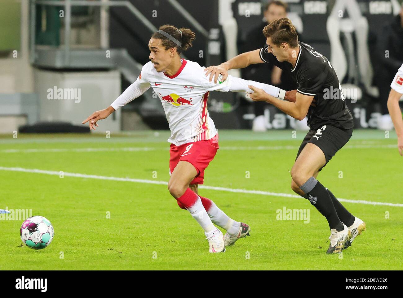 Yussuf Poulsen von Red Bull Leipzig und Florian Neuhaus von Monchengladbach beim Bundesliga-Fußballspiel zwischen Borussia C Stockfoto