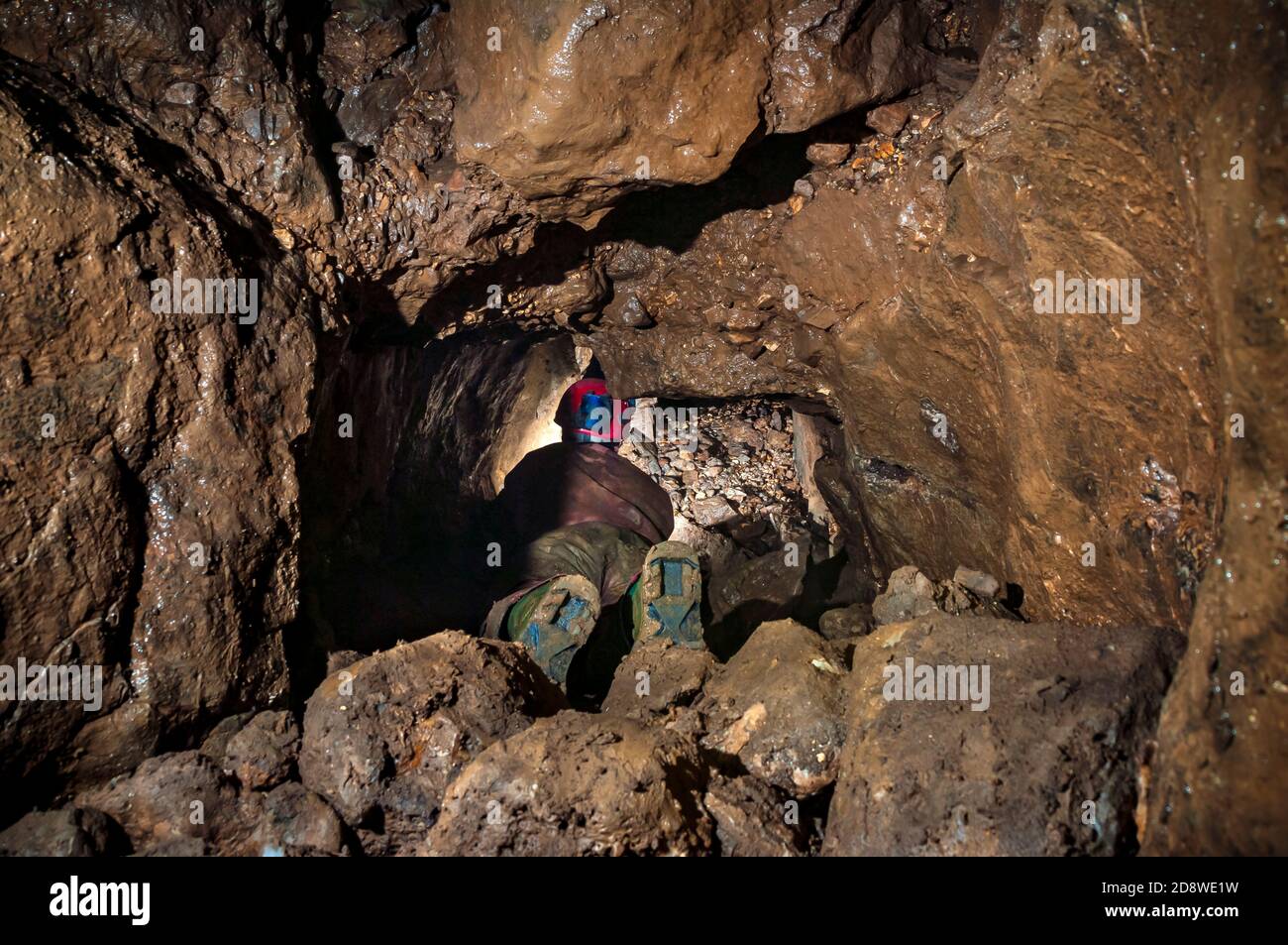 Natürliche Höhlenpassage, die von Bleibergarbeitern modifiziert wurde, um einen Zugang zu schaffen, um Erz zu extrahieren, in der Lower Bung Series von Speedwell Cavern, Castleton. Stockfoto