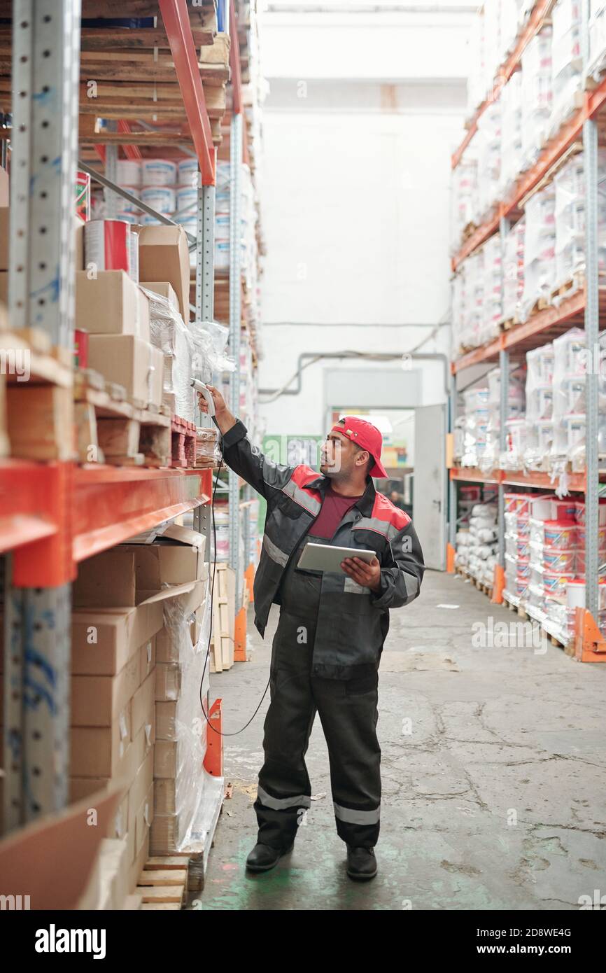 Mixed-Race-Arbeiter des Lagers in einheitlichen Scannen qr-Codes auf Große Boxen Stockfoto