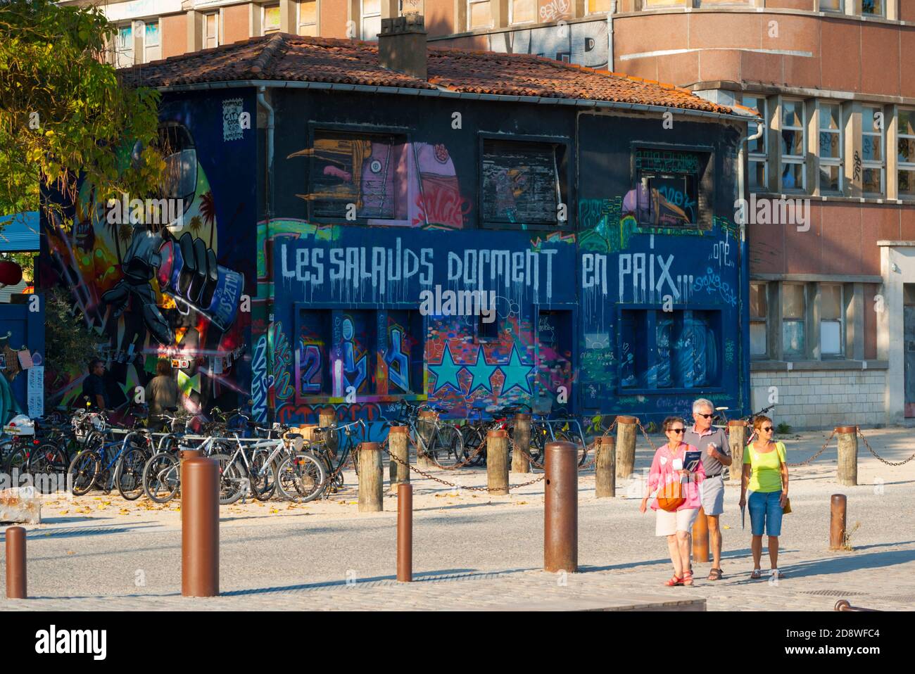 Frankreich, Charente-Maritime (17), La Rochelle, le Gabut Gegend, alte Hafenwüste in Street Art umgewandelt, "les salauds dorment en paix" bedeutet "Bastarde Stockfoto