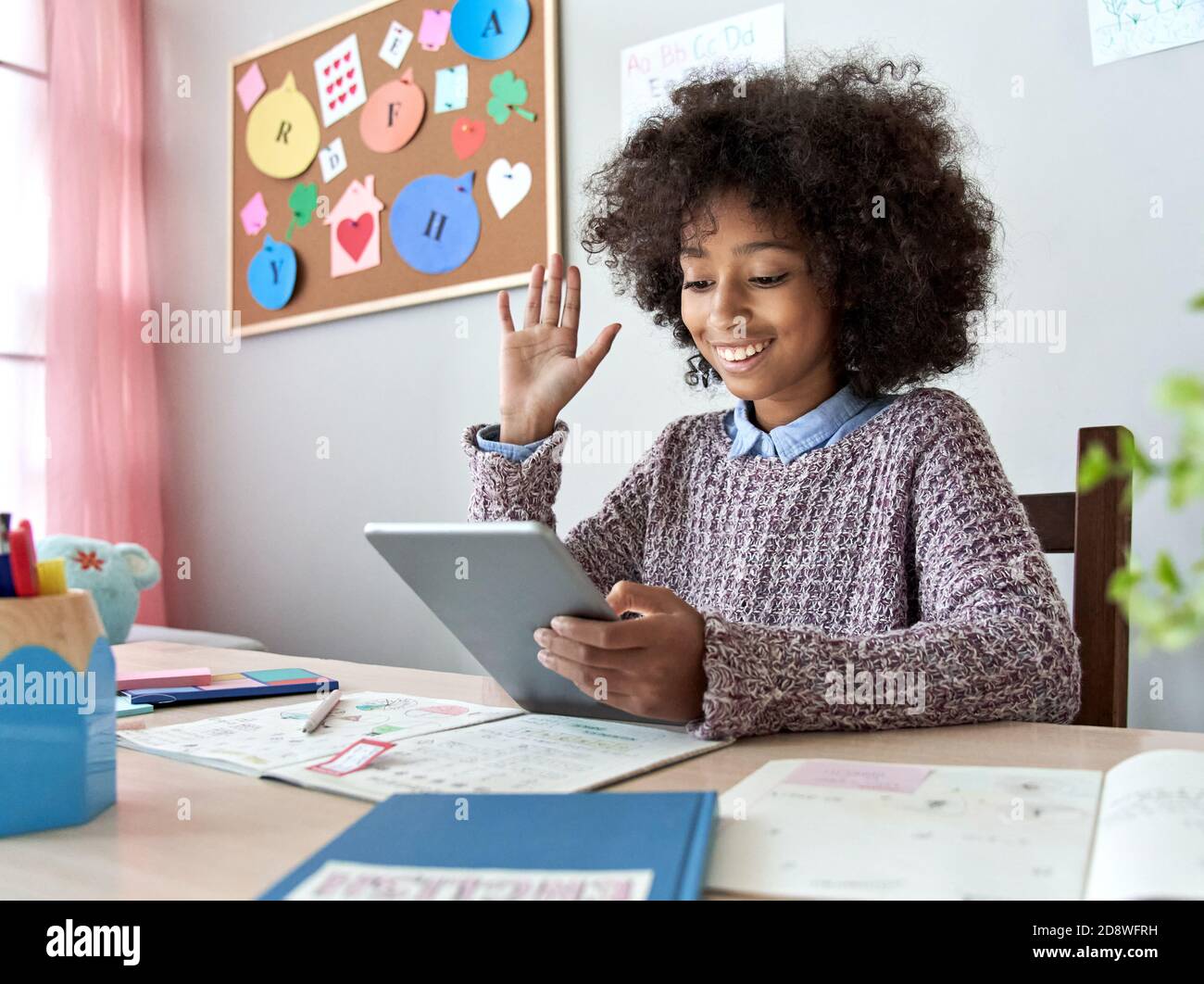 Afrikanisches Kind Mädchen winken Hand Video Anruf Fernlernen auf digitalen Tablet. Stockfoto