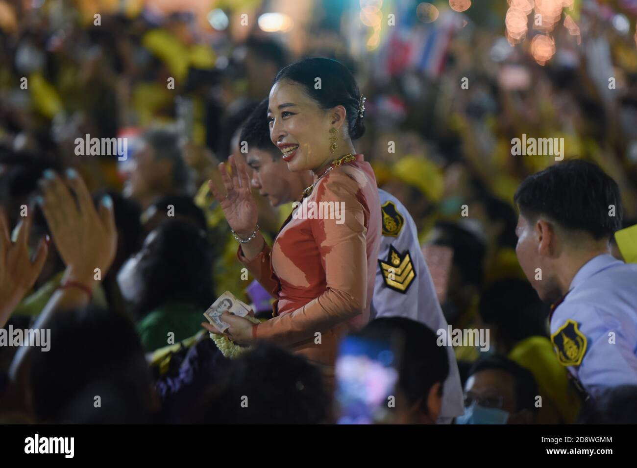 Prinzessin Bajrakitiyabha Mahidol Wellen auf die royalistischen Unterstützer.nach der buddhistischen Zeremonie am Großen Palast. Der thailändische König Maha Vajiralongkorn und Königin Suthida begrüßen die Menschen, die ein gelbes Hemd trugen, um ihre Unterstützung zu präsentieren. Stockfoto