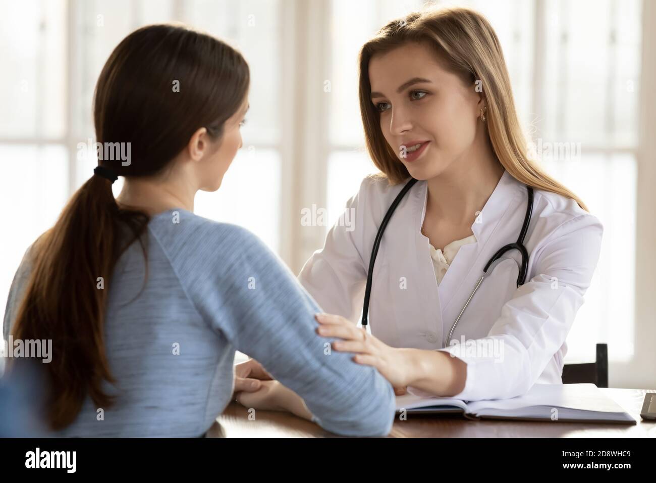 Verständnis fürsorglich weiblichen Arzt Unterstützung besorgt ängstlich junge Frau Patientin Stockfoto