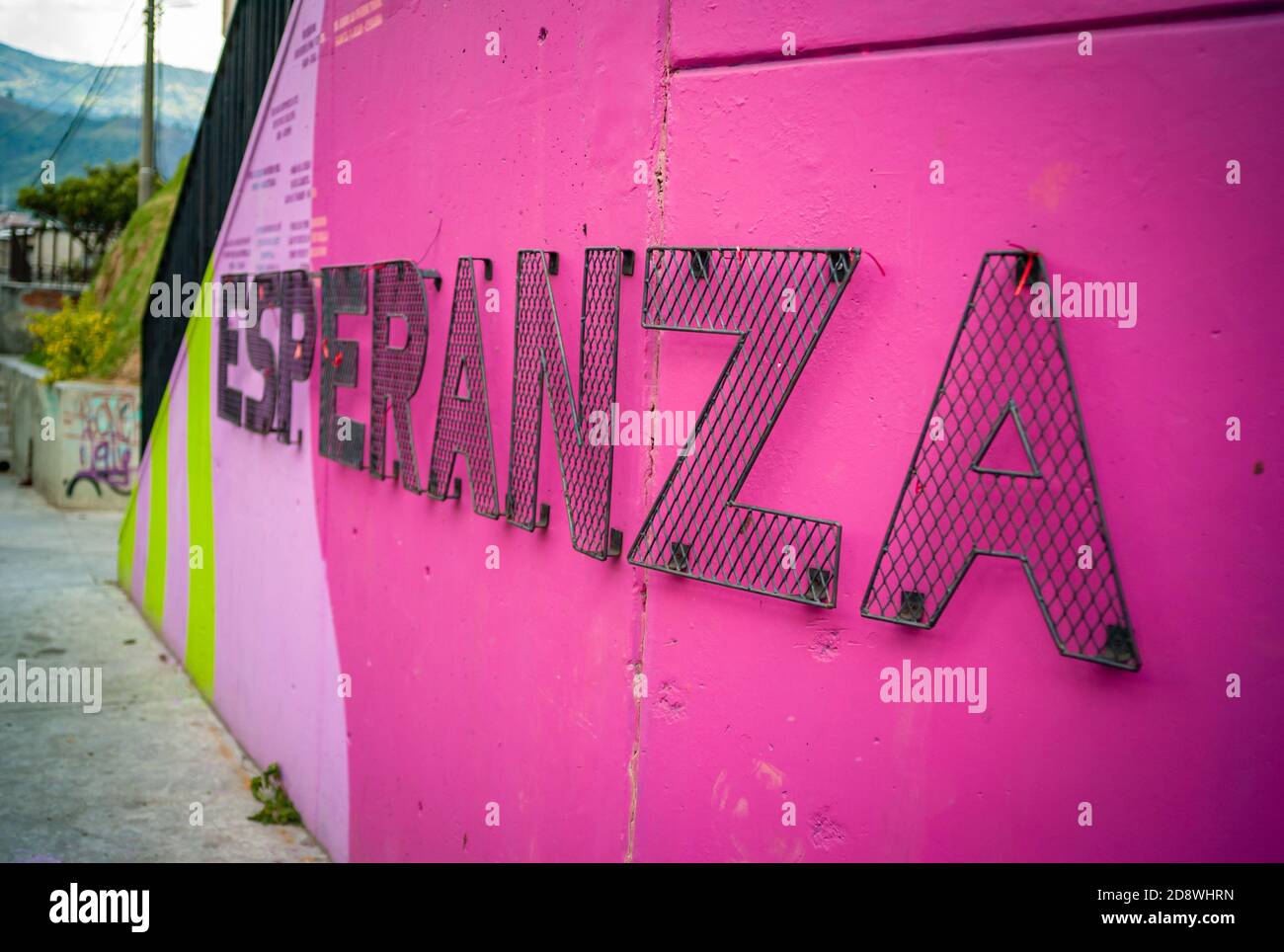 Hope Sign in eine rosa gemalte Wand Stockfoto