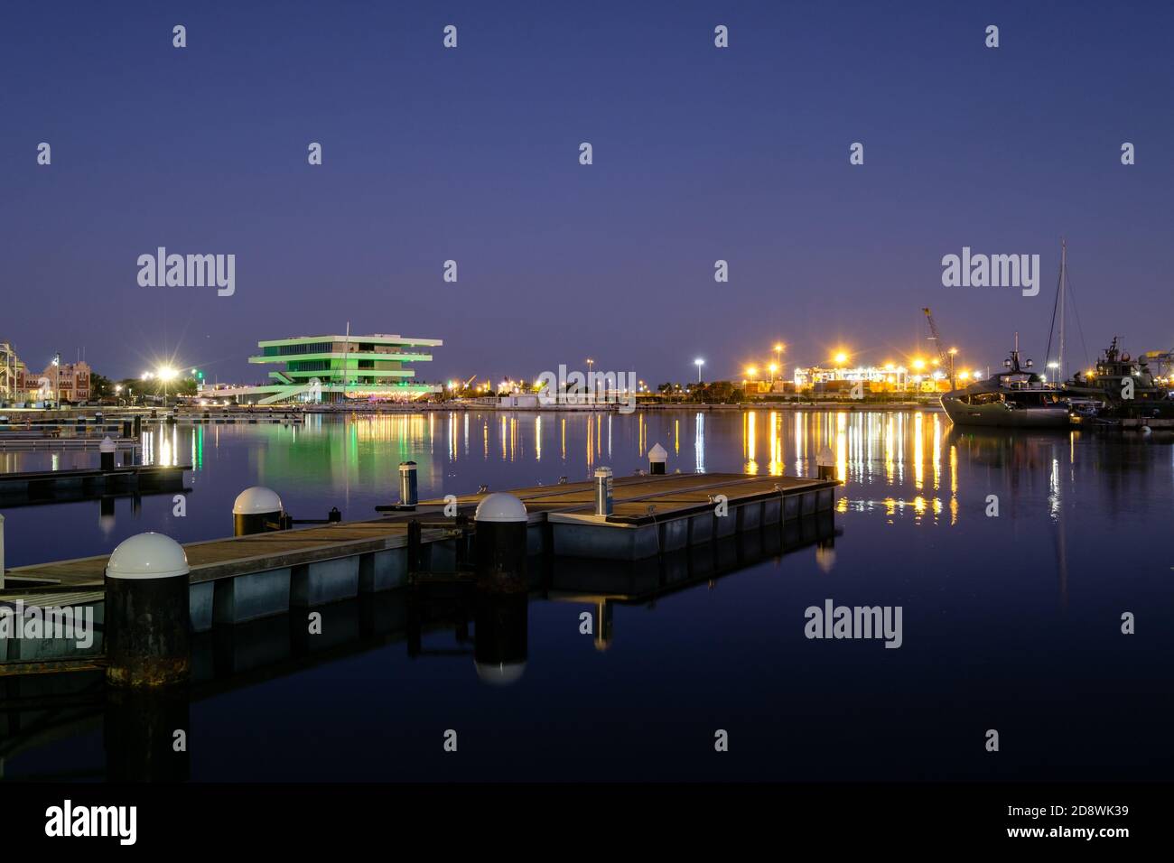 Hafen von Valencia, Hafen Nachtlichter Reflexion im Wasser, moderne Gebäude Stockfoto