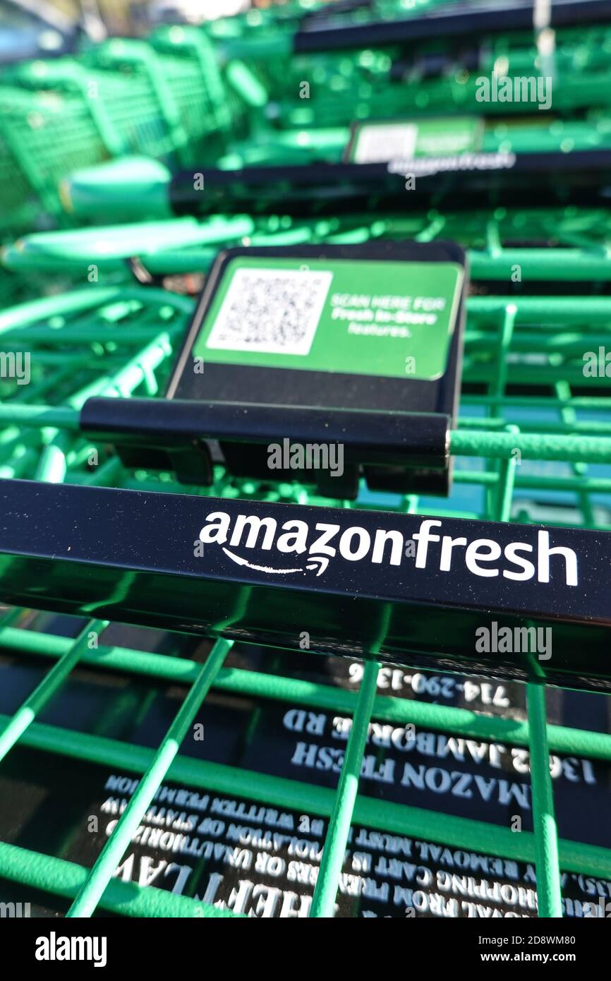 Amazon frisches Schild auf Einkaufswagen auf dem Parkplatz In ihrem neuen  Tech-Smart-Lebensmittelgeschäft in Irvine, Kalifornien Stockfotografie -  Alamy