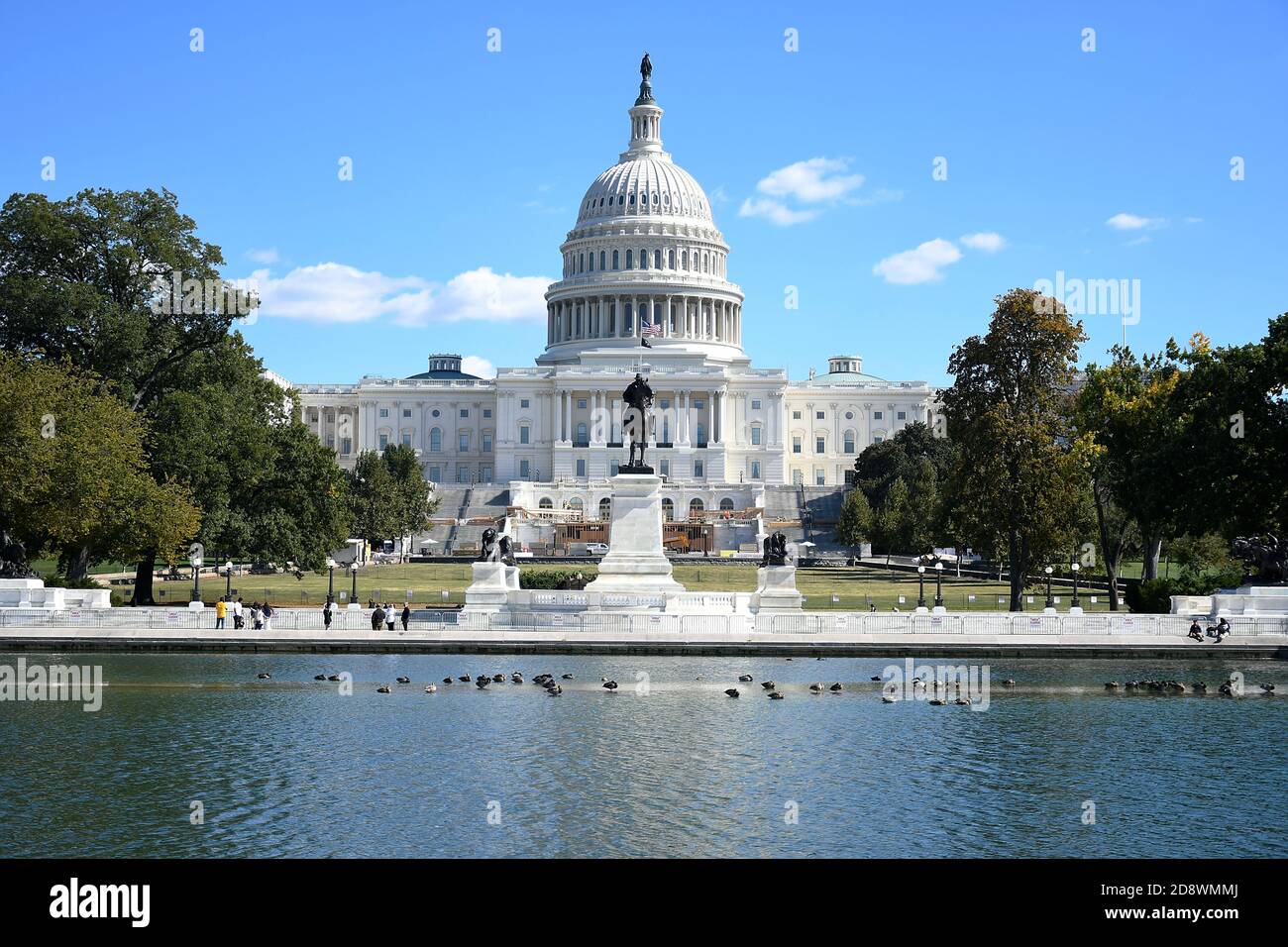 Blick auf das United State Capitol Building mit Ulysses S Grant Memorial vor dem Blick über Teich Stockfoto