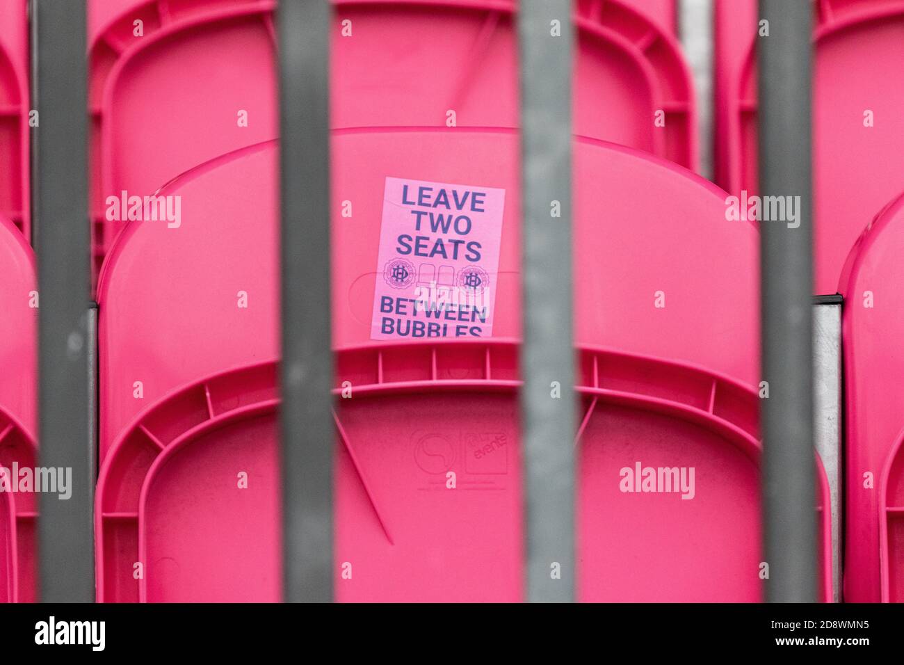 Sozialer Distanzierungsaufkleber auf der Terrasse im Stadion des Dulwich Hamlet Football Club. Stockfoto