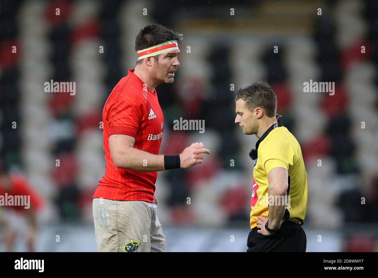 Newport, Großbritannien. November 2020. Billy Holland aus Münster (l) chattet mit Schiedsrichter Ben Blain . Guinness Pro14 Rugby, Dragons V Munster Rugby bei Rodney Parade in Newport on Sunday 1st November 2020. PIC by Andrew Orchard/Andrew Orchard Sports Photography/Alamy Live News Credit: Andrew Orchard Sports Photography/Alamy Live News Stockfoto