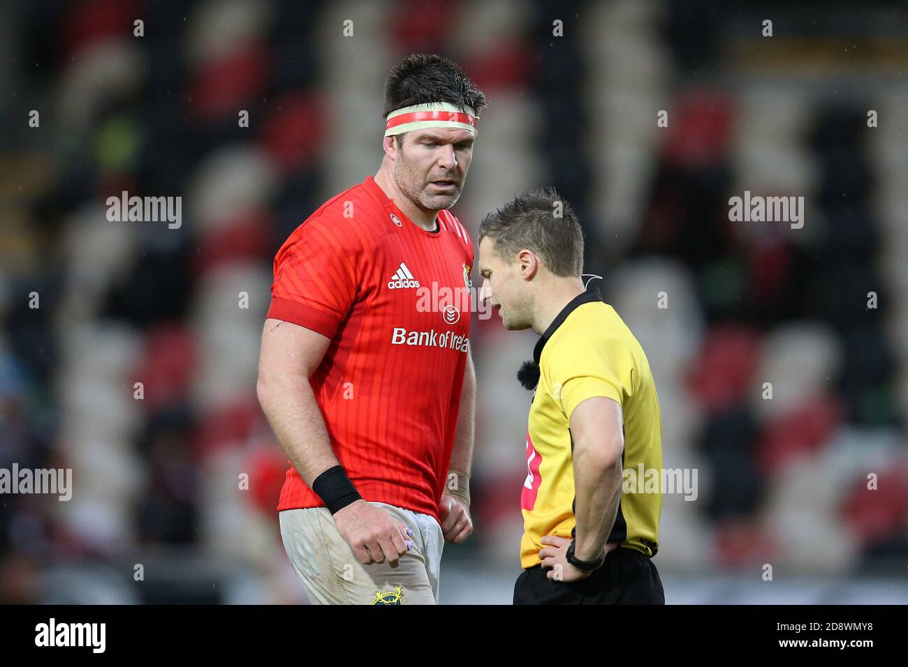 Newport, Großbritannien. November 2020. Billy Holland aus Münster (l) chattet mit Schiedsrichter Ben Blain . Guinness Pro14 Rugby, Dragons V Munster Rugby bei Rodney Parade in Newport on Sunday 1st November 2020. PIC by Andrew Orchard/Andrew Orchard Sports Photography/Alamy Live News Credit: Andrew Orchard Sports Photography/Alamy Live News Stockfoto