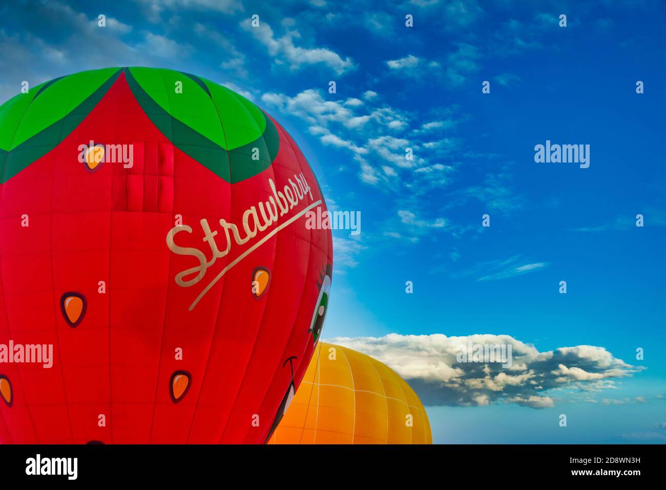 Zwei Luftballons gegen den blauen Himmel mit Wolken Stockfoto