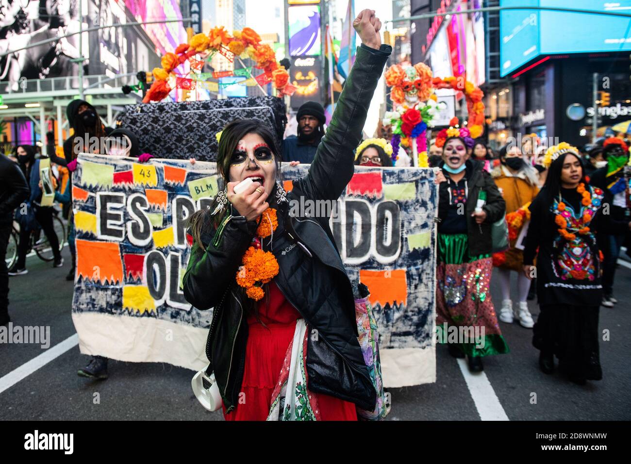 New York, Usa. Oktober 2020. Demonstranten demonstrieren bei der Dia De Los Muertos-Veranstaltung zum Gedenken an Opfer staatlicher Gewalt am 31. Oktober 2020 in New York, New York. Foto: Chris Tuite/ImageSPACE Credit: Imagespace/Alamy Live News Stockfoto