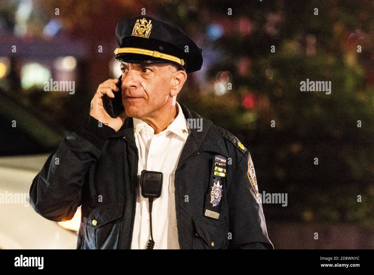 New York, Usa. Oktober 2020. Beamte des New Yorker Polizeidezernats sichern das Gebiet vor einem geplanten Protest in der Nähe des Union Square am 31. Oktober 2020 in New York, New York. Foto: Chris Tuite/ImageSPACE Credit: Imagespace/Alamy Live News Stockfoto