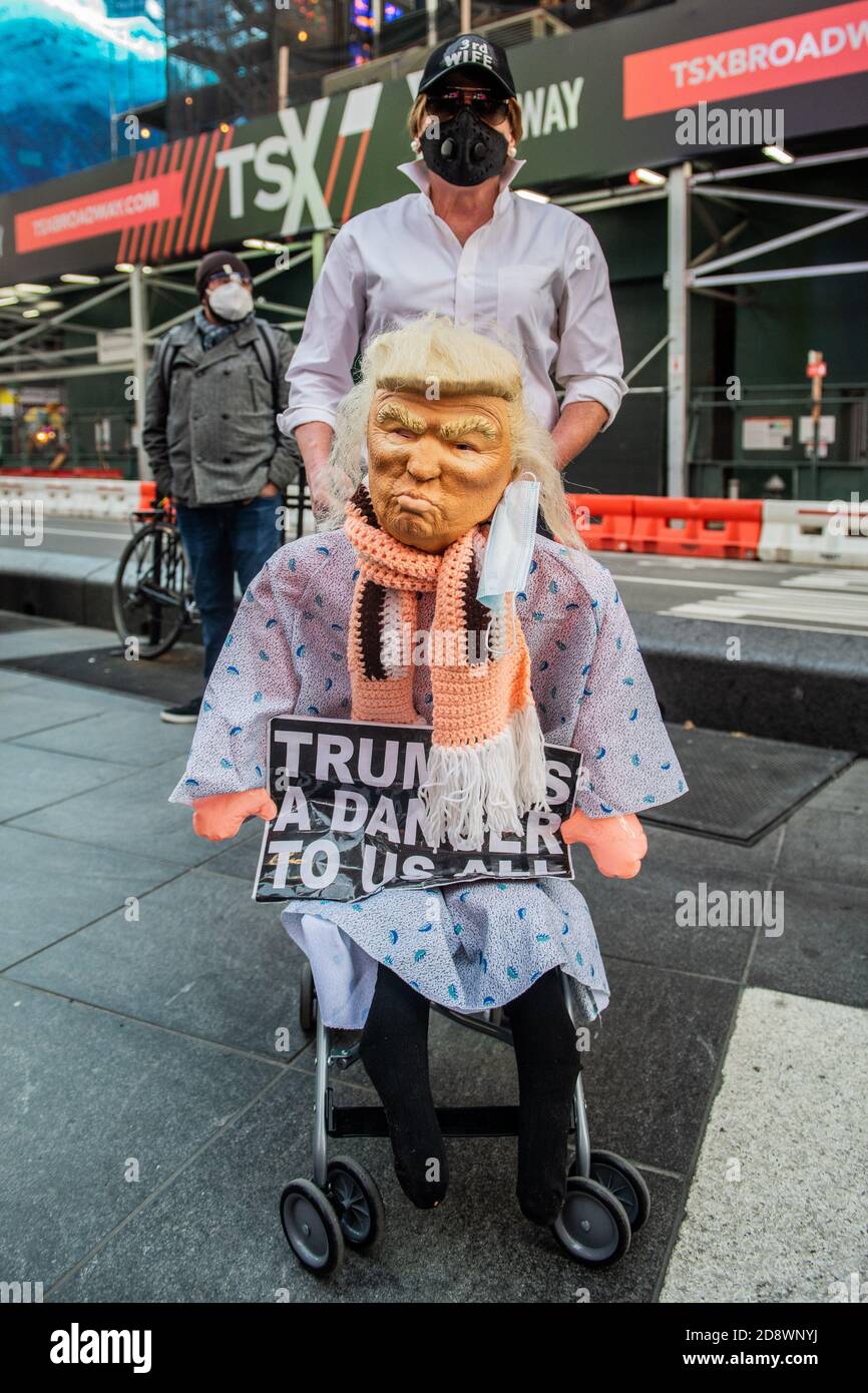 New York, Usa. Oktober 2020. In Kostümen demonstrieren die Demonstranten bei der Dia De Los Muertos-Veranstaltung zum Gedenken an Opfer staatlicher Gewalt am 31. Oktober 2020 in New York, New York. Foto: Chris Tuite/ImageSPACE Credit: Imagespace/Alamy Live News Stockfoto