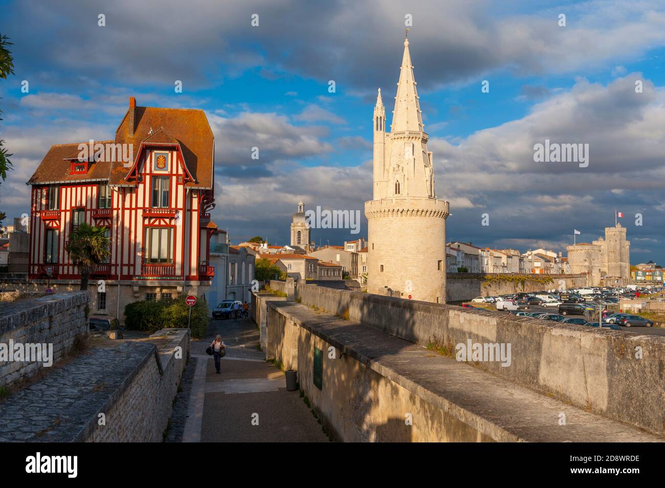 Frankreich, Charente-Maritime (17), La Rochelle, Tour de la Lanterne Turm, Zinnen und traditionelle Fachwerkhaus Stockfoto