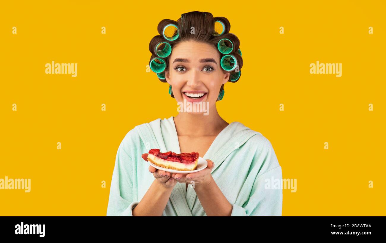 Aufgeregt Hausfrau Frau Holding Kuchen Mit Cheat Mahlzeit Im Studio Stockfoto