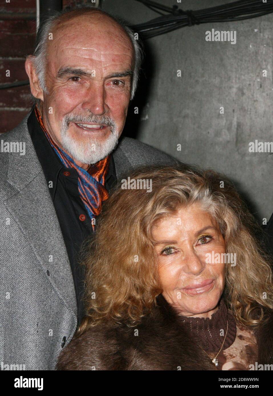 Sean Connery und seine Frau Micheline Roquebrune-Connery besuchen Backstage, nachdem sie Harold Pintors 'The Homecoming' am 8. März 2008 im Cort Theatre in New York City aufgeführt haben. Foto: Henry McGee/MediaPunch Stockfoto