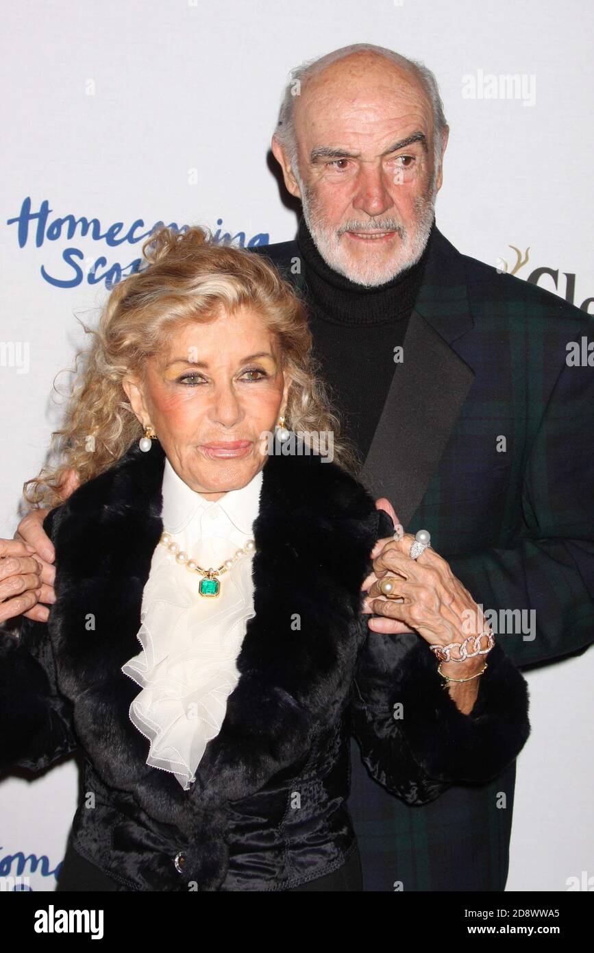 Sir Sean Connery und seine Frau Micheline Roquebrune Connery nehmen am 30. März 2009 an der 7. Jährlichen Fashion Show "Deressed to Kilt" Teil, die Homecoming Scotland 2009 in der M2 Lounge in New York City feiert. Foto: Henry McGee/MediaPunch Stockfoto