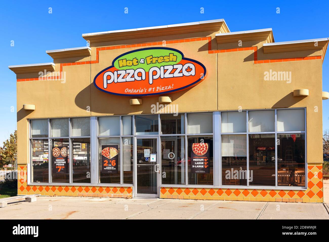 Ottawa, Kanada - 31. Oktober 2020: Pizza Pizza, an der Richmond Rd, ist ein kanadischer Pizza-Schnelldienst mit über 500 Standorten, vor allem in Ontario. Es war f Stockfoto