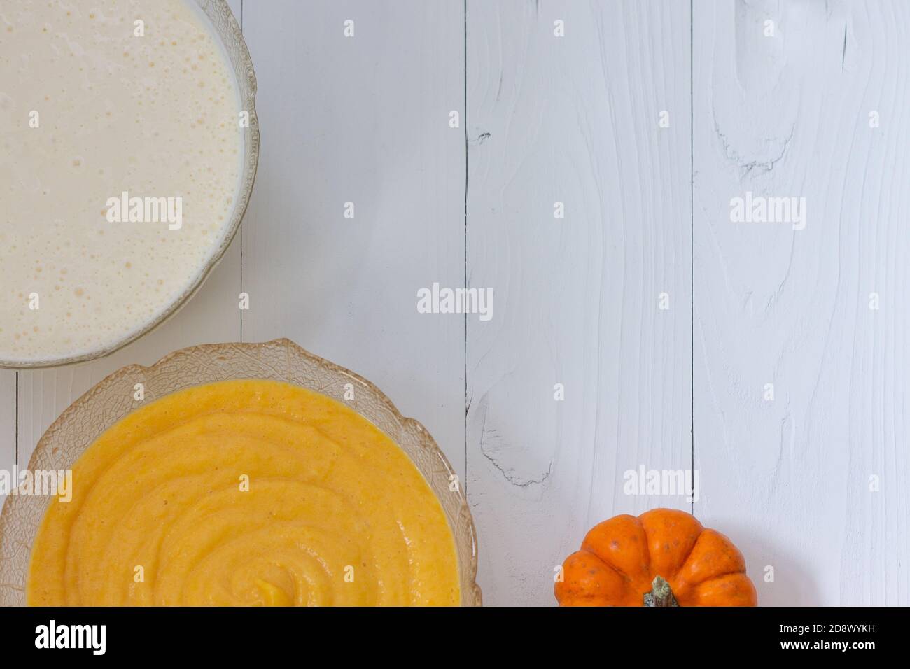 Pumpkin Pie Im Herbst. Schritt für Schritt Rezept zum Kochen hausgemachten Kürbiskuchen. Schritt 2 Stockfoto