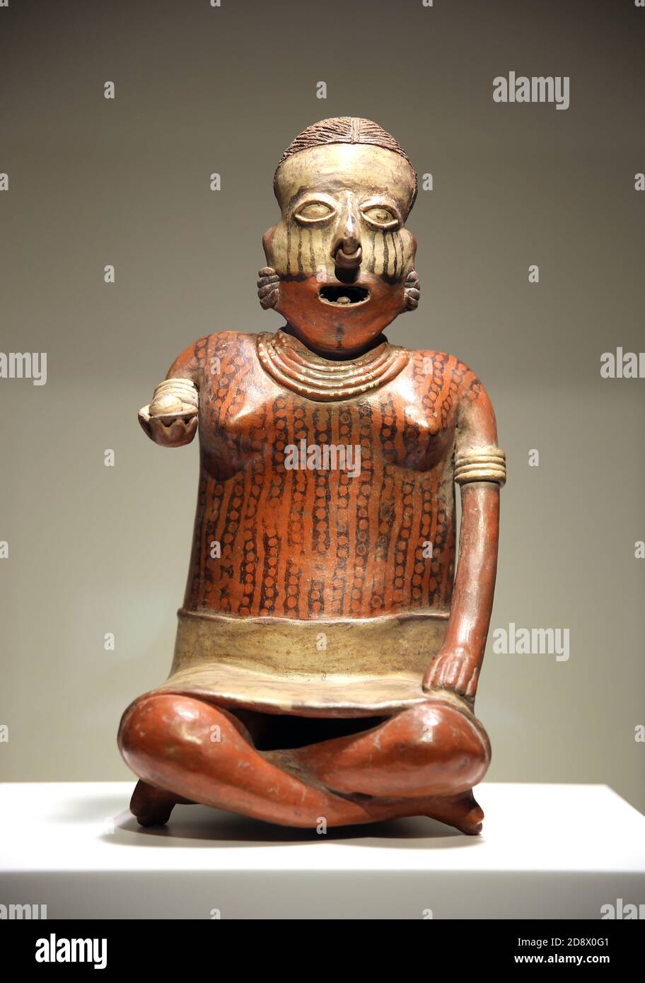 Sitzende Figur. Nayarit, Mexiko. (100 v. Chr.-300 n. Chr.) Bemalte Keramik. Meso - Amerika. Museum der Kulturen der Welt Barcelona, Katalonien, Spanien. Stockfoto