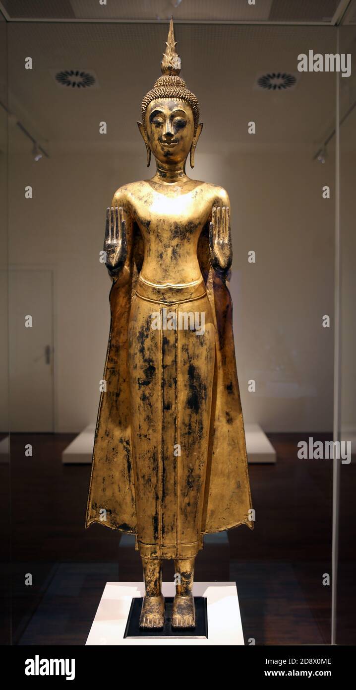 Große Buddha-Statue. Goldlack auf Bronze. Ayutthaya. Thailand. 17.-18. Jahrhundert. Museum der Kulturen der Welt. Barcelona. Spanien. Stockfoto