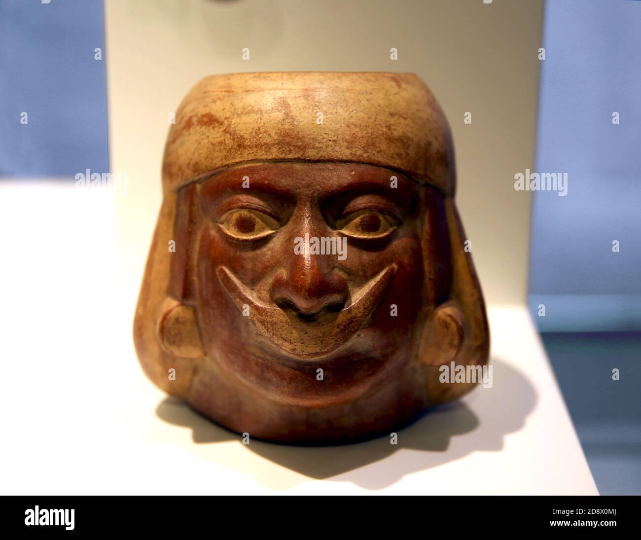 Huaco-Gefäß-Porträt, das eine Elite-Figur darstellt (1-800 n. Chr.). Keramik. Mochica Kultur, Peru. Museum der Kulturen der Welt, Barcelona. Spanien. Stockfoto