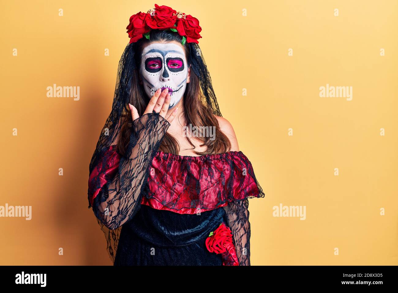 Junge Frau trägt Tag der Toten Kostüm über gelb gelbem gelangweilt gähnend müde decken Mund mit der Hand. Unruhig und Schläfrigkeit. Stockfoto