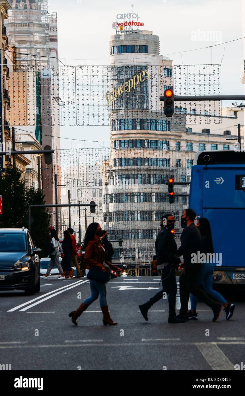 Madrid, Spanien - 1. November 2020: Fußgänger überqueren die Calle Gran Via in Madrid, Spanien die wichtigste Handelsstraße Stockfoto