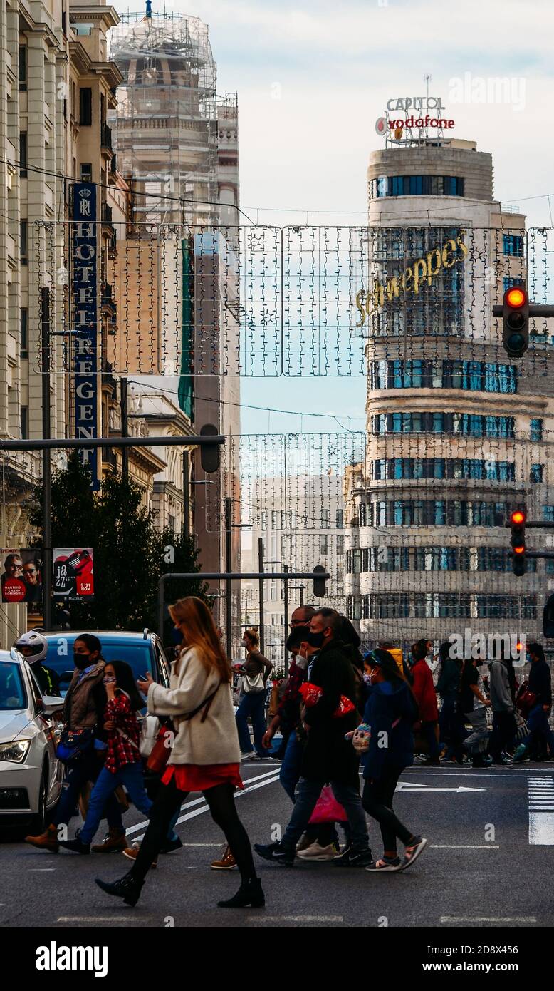 Madrid, Spanien - 1. November 2020: Fußgänger überqueren die Calle Gran Via in Madrid, Spanien die wichtigste Handelsstraße Stockfoto